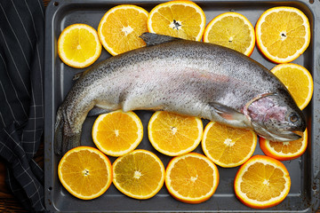 Preparation of whole fresh salmon with oranges