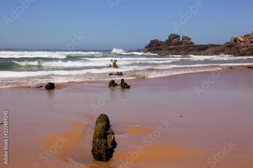 Fotografia Portugal Ursa Beach at atlantic coast of Atlantic Ocean with rocks and foam at sand of coastline picturesque landscape panorama