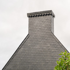 Architektur Schornstein Schornsteinkopf mit Verkleidung aus Schiefer - Architecture Chimney Chimney head with slate cladding