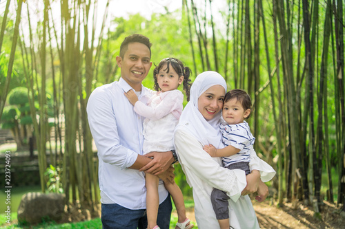 Fotomural malay family having quality time in a park with morning mood