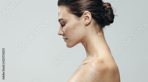 Cuadros en Lienzo Pretty young brunette with her eyes closed