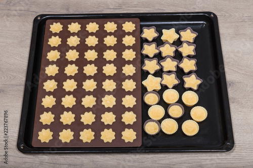 Valokuva Coconut cupcakes in silicone forms close-up