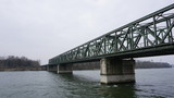 Fototapeta Pomosty - Brücken über der Donau zwischen Passau in Bayern und Wien im Frühling