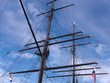Die Masten und Takelage eines Segelbootes mit 2 Masten vor strahlend blauem Himmel.