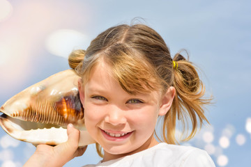 Poster - adorable enfant jouant avec un coquillage