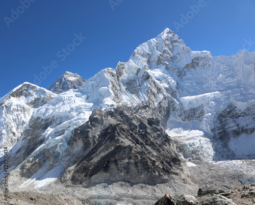 Dekoracja na wymiar  niesamowity-i-wspanialy-widok-na-szczyty-nepalskich-himalajow-pokryte-bialym-sniegiem-przyciagaja-wielu-wspinaczy-niektorzy-z-nich-maja-duze-doswiadczenie