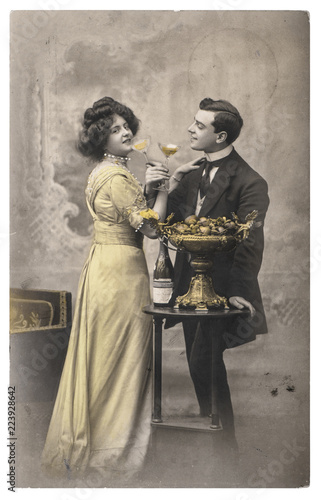Dekoracja na wymiar  mloda-para-zakochana-celebrowana-butelka-szampana-vintage-zdjecie