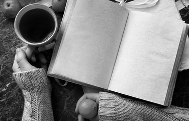 Canvas Print - blank pages opened vintage book on the table