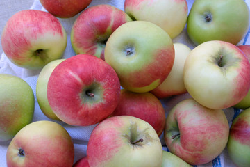 Apples in yellow and red