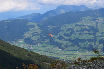 Wall Mural - Paraglider im Zillertal