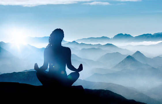 Fototapete - Yoga / Meditation im Gebirge bei Sonnenaufgang 