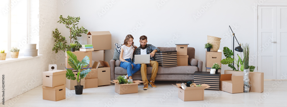 happy young married couple moves to new apartment - obrazy, fototapety, plakaty 
