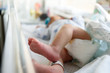 Pierna de bebé recién nacido en hospital 02
