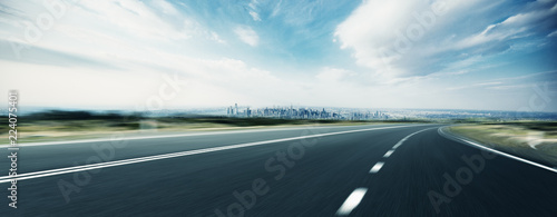 Fotografía empty highway through modern city