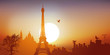 Vue de Paris avec la tour Eiffel et le Sacré-Cœur sur la butte de Montmartre, par une journée ensoleillée.