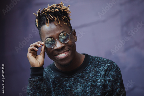 Fotografia Stylish african american man rapper wear cool glasses