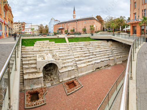 Fotografia Beautiful cityscape of Plovdiv, Bulgaria, with the sfendona of the Roman Stadium