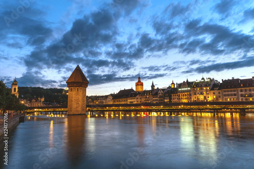 Photographie Lucerne (Luzern) Switzerland, Sunset city skyline at Chapel Bridge