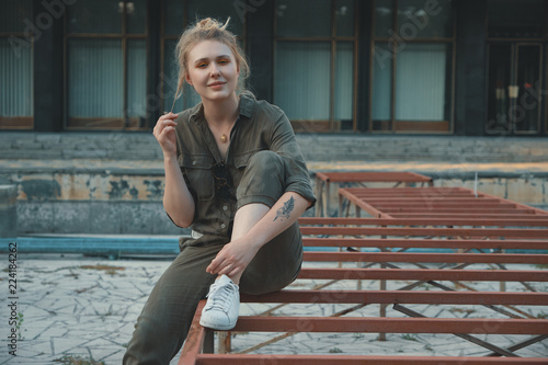 Fotomural Young modern woman posing in the city, outdoors. Urban life