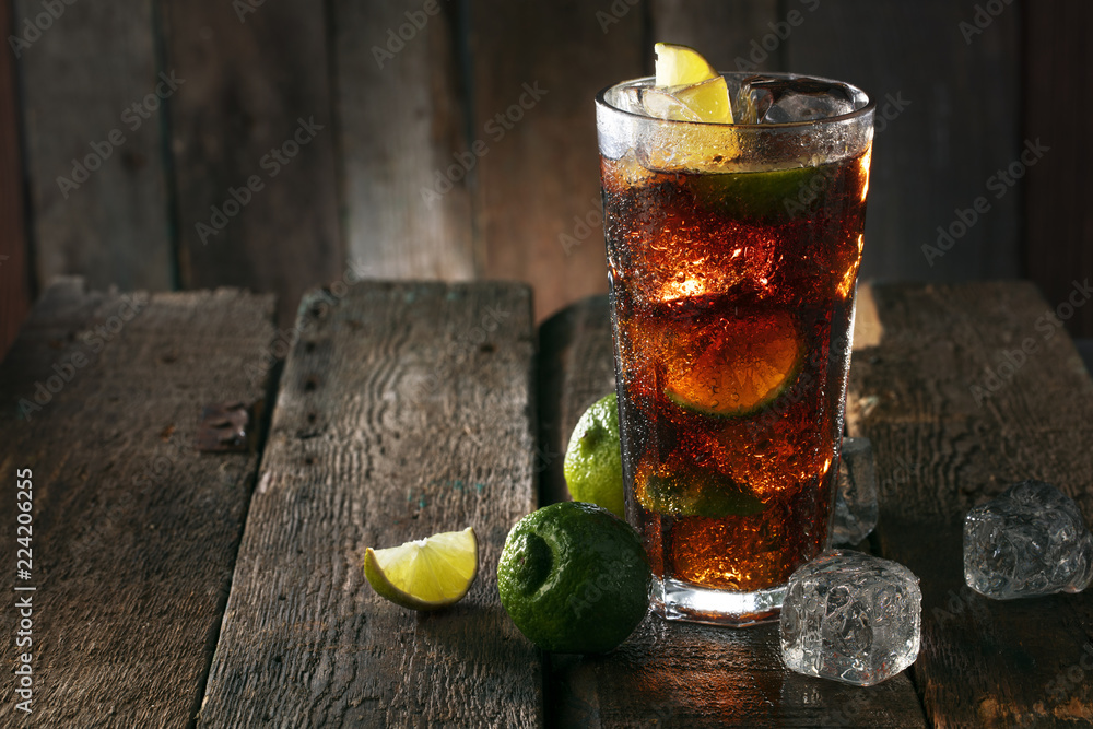 Cocktail with ice coke and lime - obrazy, fototapety, plakaty 