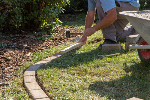 Rasenkante Im Garten Pflastern Kaufen Sie Dieses Foto Und Finden Sie Ahnliche Bilder Auf Adobe Stock Adobe Stock