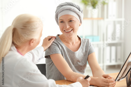 Fotografía Woman after chemotherapy visiting doctor in hospital