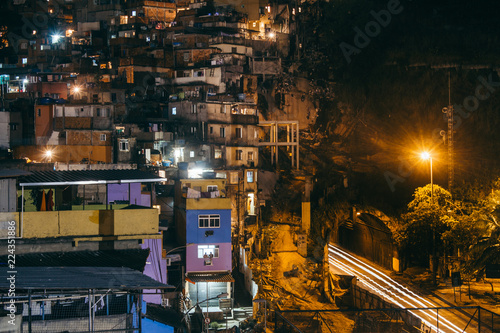 Plakat długa ekspozycja ruchu przez tunele pod fawelą Rocinha w Rio de Janeiro