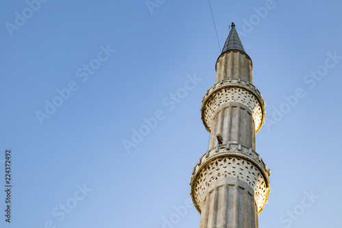 Fotografía mosque minaret and blue sky