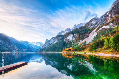 Dekoracja na wymiar  piekny-widok-na-idylliczna-kolorowa-jesienna-scenerie-jeziora-gosausee-w-austrii