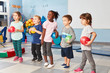 © Robert Kneschke - Gruppe Kinder in der Turnhalle