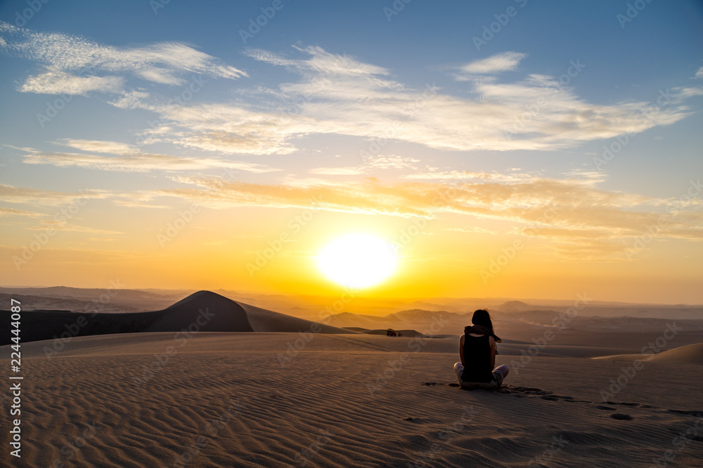 Photo Art Print Femme Assise Qui Regarde Le Coucher Du