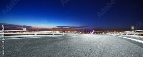Zdjęcie XXL pusta autostrada przez nowoczesne miasto