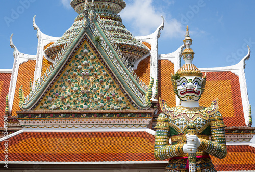 Fotografija  Giant,demon guardian statues decorating the buddhist temple Wat Arun or Wat Arun