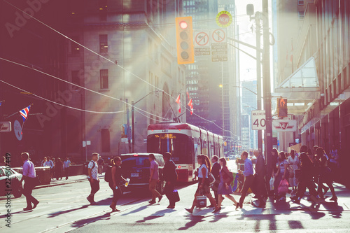 Fototapeta na szkło Godziny szczytu w najbardziej ruchliwych skrzyżowaniach Toronto. Dzielnica finansowa w tle.