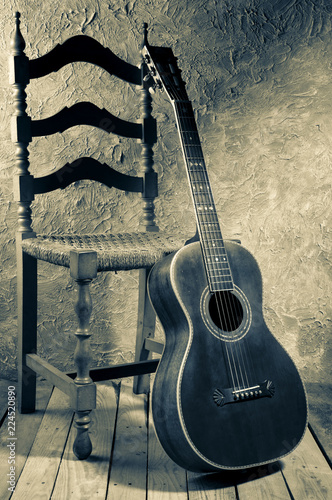 Dekoracja na wymiar  vintage-gitara-bluesowa-ze-starym-krzeslem