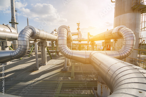 Fotografía Heat exchanger in oil and chemical refinery plant