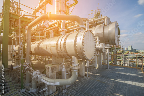 Fotografía Heat exchanger in oil and chemical refinery plant