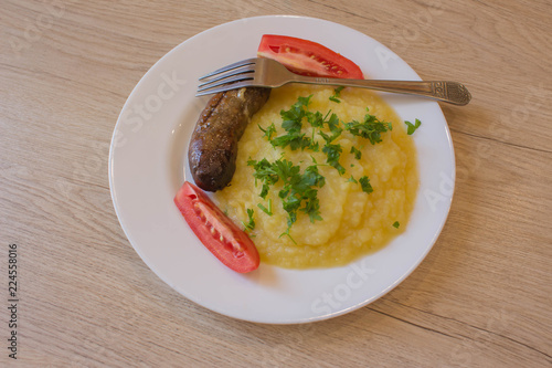 Fotografía Delicious sausages with mashed potatoes and vegetables on the table