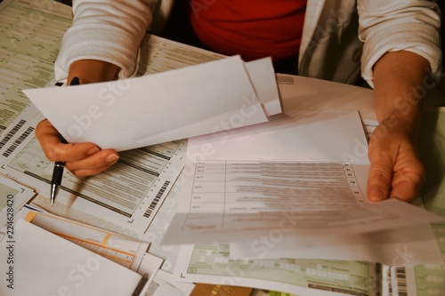 Fotografía Formulare ausfüllen / Rechnungen sortieren / Steuererklärung