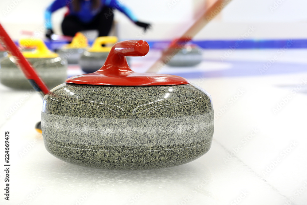 Curling, zespołowa gra na lodzie. - obrazy, fototapety, plakaty 