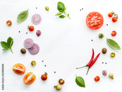 Fotografía The ingredients for homemade pizza on white wooden background.