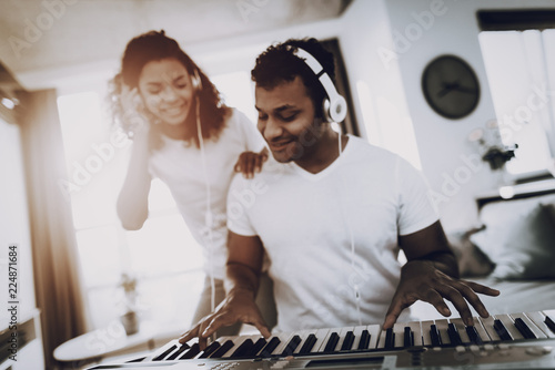 Fotografía Couple Listen With Headphones Synthesizer Playing.