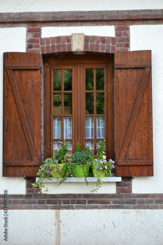 Fenetre Avec Jardiniere Fleurie Stock Photo Adobe Stock Fenetre Avec Jardiniere Fleurie Stock Photo Adobe Stock