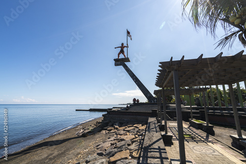 Photographie Statue of a freedom fighter on the old harbor, commemorating freedom from Dutch