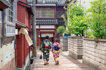 Wall Mural - 城下町金沢 路地を歩く和装カップル