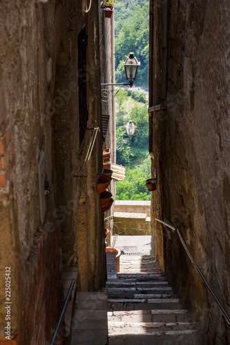 Fotografia  Narrow passageways leading to dwellings in Pitigliano, Tuscany