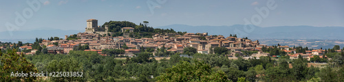 Fotografía Panoramic view of the hilltop town of Sarteano in Tuscany, Italy