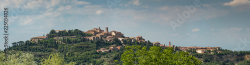 Fotografía Panoramic view of the hilltop town of Montepulciano in Tuscany, Italy