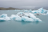 Fototapeta  - Eisberge zum Greifen nah: Gletscherlagune Jökulsárlón - Vatnajökull-Nationalpark, Island