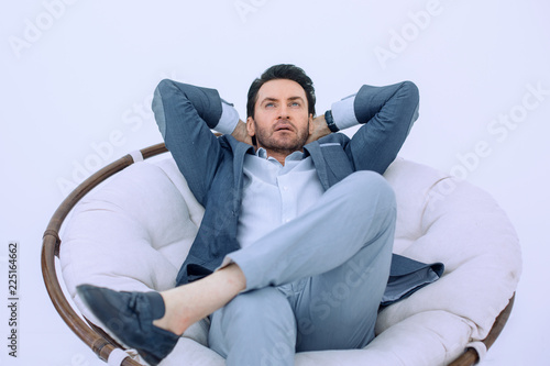 Fotografía close up.thoughtful modern man sitting in a comfortable chair